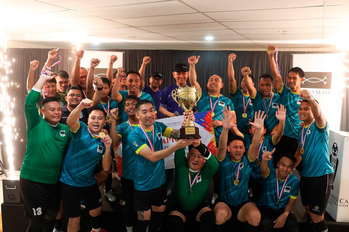 Champion Hipmau FC with YBhg. Dato Sri Sulaiman Abdul Rahman bin Abdul Taib, Group Managing Director and Encik Izzam Ibrahim, Group Chief Corporate Services Officer.