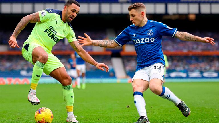 Newcastle United’s Callum Wilson (left) vies with Everton’s Lucas Digne during their English Premier League match at Goodison Park on Jan 30, 2021. – AFPPIX