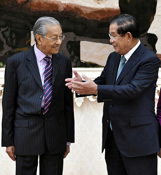Prime Minister Tun Dr Mahathir Mohamad was formally welcomed by the Cambodian Prime Minister Hun Sen (right) at the Peace Palace in Phnom Penh today. — Bernama