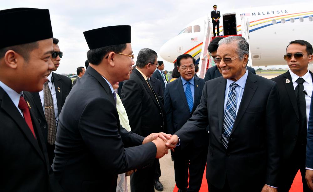 Prime Minister Tun Dr Mahathir Mohamad is welcomed by Cambodian Senior Minister in charge of Special Missions, Datuk Dr Othsman Hassan, upon arrival in Phnom Penh, on Sept 2, 2019. — Bernama