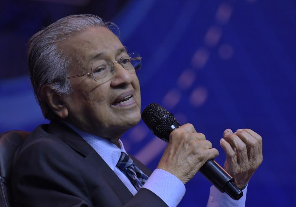 Prime Minister Tun Dr Mahathir Mohamad gives a speech during a dialogue session entitled 'Balancing Relations with the Superpowers in the Context of Asean' that was attended by about 1,000 students and special guests at the Royal University of Phnom Penh.  - Bernama