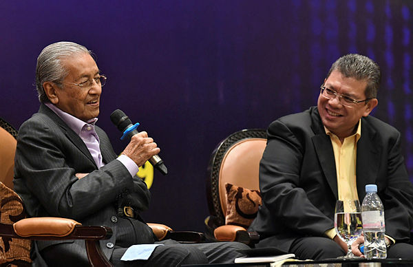 Prime Minister Tun Dr Mahathir Mohamad (left) during a dialogue session in conjunction with dinner for the Malaysian diaspora tonight, in Phnom Penh. — Bernama