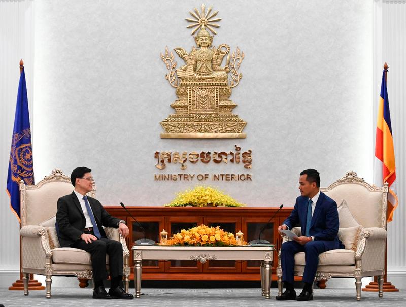 $!Mr Lee (left) meets with the Deputy Prime Minister and Minister of Interior of Cambodia, Mr Sar Sokha (right), in Cambodia.