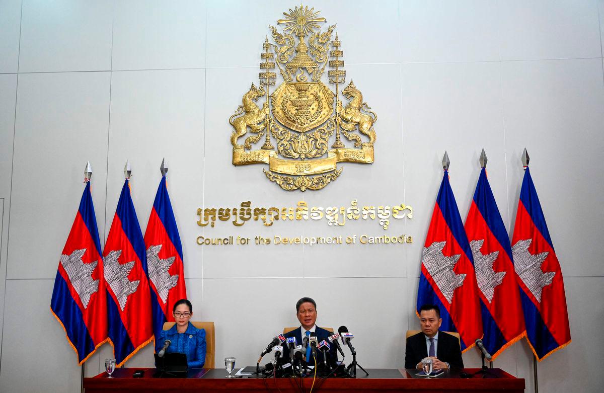 Sun Chanthol (C), Cambodia’s deputy prime minister and first vice-chairman of the Council for the Development of Cambodia (CDC), speaks during a press conference at CDC building in Phnom Penh on August 1, 2025. Cambodian Prime Minister Hun Manet on August 1 welcomed a 19 percent trade tariff imposed by US President Donald Trump, avoiding a threatened levy of 36 percent -Photo by TANG CHHIN Sothy / AFP