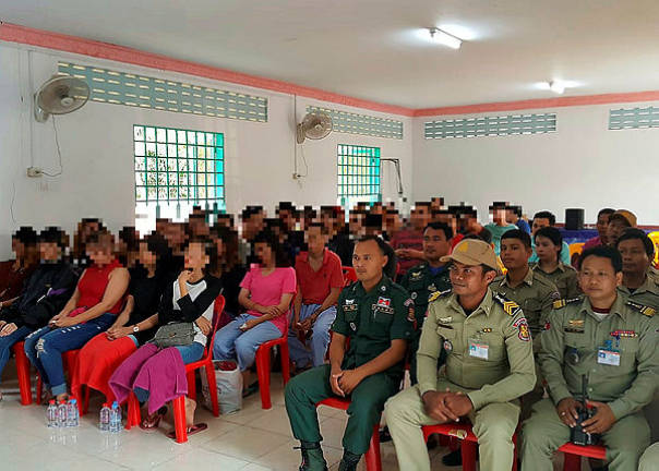 Cambodian authorities with the 47 Malaysians detained at the Banteay Meanchey Provincial Prison, on Feb 15, 2019. — Bernama