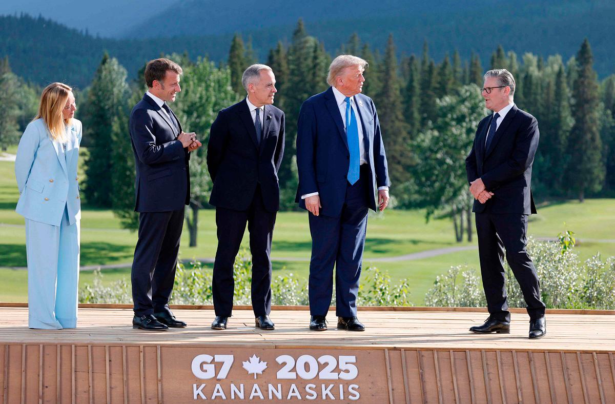 (L-R) Italian Prime Minister Giorgia Meloni, French President Emmanuel Macron, Canadian Prime Minister Mark Carney, US President Donald Trump and British Prime Minister Keir Starmer wait ahead of a family photo during the Group of Seven (G7) Summit at the Kananaskis Country Golf Course in Kananaskis, Alberta, Canada on June 16, 2025. - Ludovic MARIN / POOL / AFP