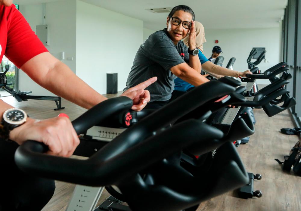 $!Breast cancer survivor Shima starts her day with a daily exercise routine with friends. Asyraf Rasid / the sun