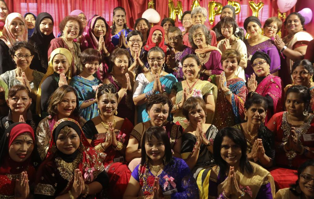 $!Breast cancer survivor Shima (center) with other cancer survivors donned in traditional costume to celebrate Deepavali and to lend support to each other. Asyraf Rasid / the sun