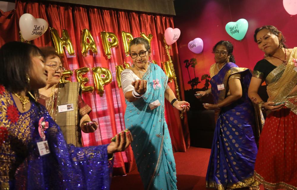 $!Shima (center) a breast cancer survivor in saree dancing her heart out with other cancer survivors at the Pink Unity Diwali Celebration. Asyraf Rasid / the sun