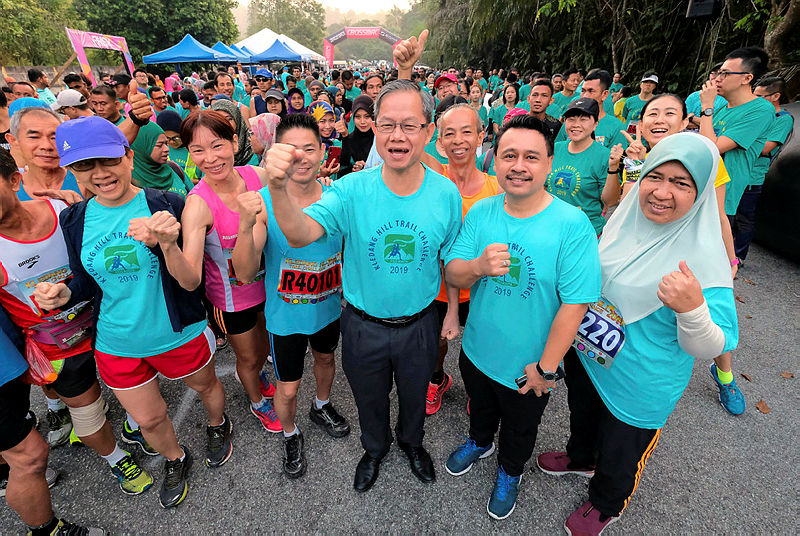 Deputy Health Minister Dr Lee Boon Chye poses for a picture with participants of the Kledang Hill Challenge, on Feb 17, 2019. — Bernama