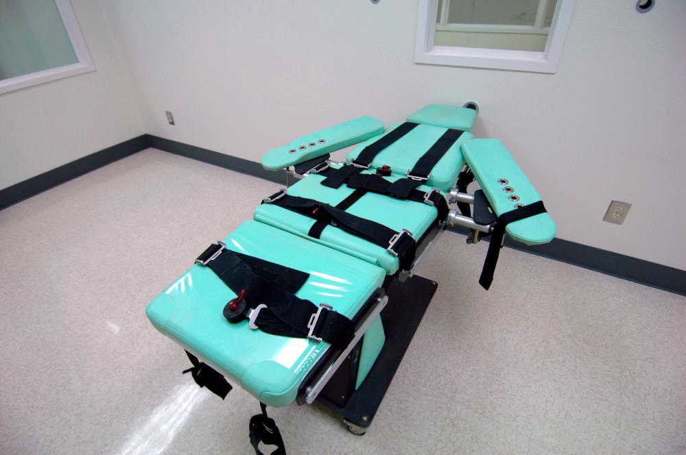 US judge delays first federal executions in 17 years