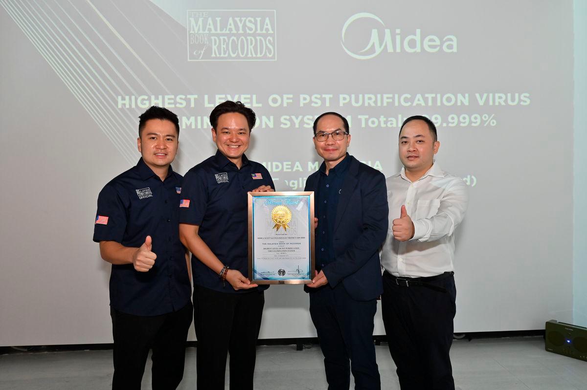 $!(From left to right) Aaron Bong, Deputy General Manager, Malaysia Book of Records; Jwan Heah, Chief Operating Officer, Malaysia Book of Records; Peter Jiang, Deputy General Manager of Midea Malaysia; Frank Huang, REF Overseas Regional Director, Midea, posing for a photo to commemorate the Midea INSTA-FIT Master Series’ official recognition by Malaysia Book of Records as the first refrigerator in Malaysia with the Highest Level of PST Purification Virus Elimination System.