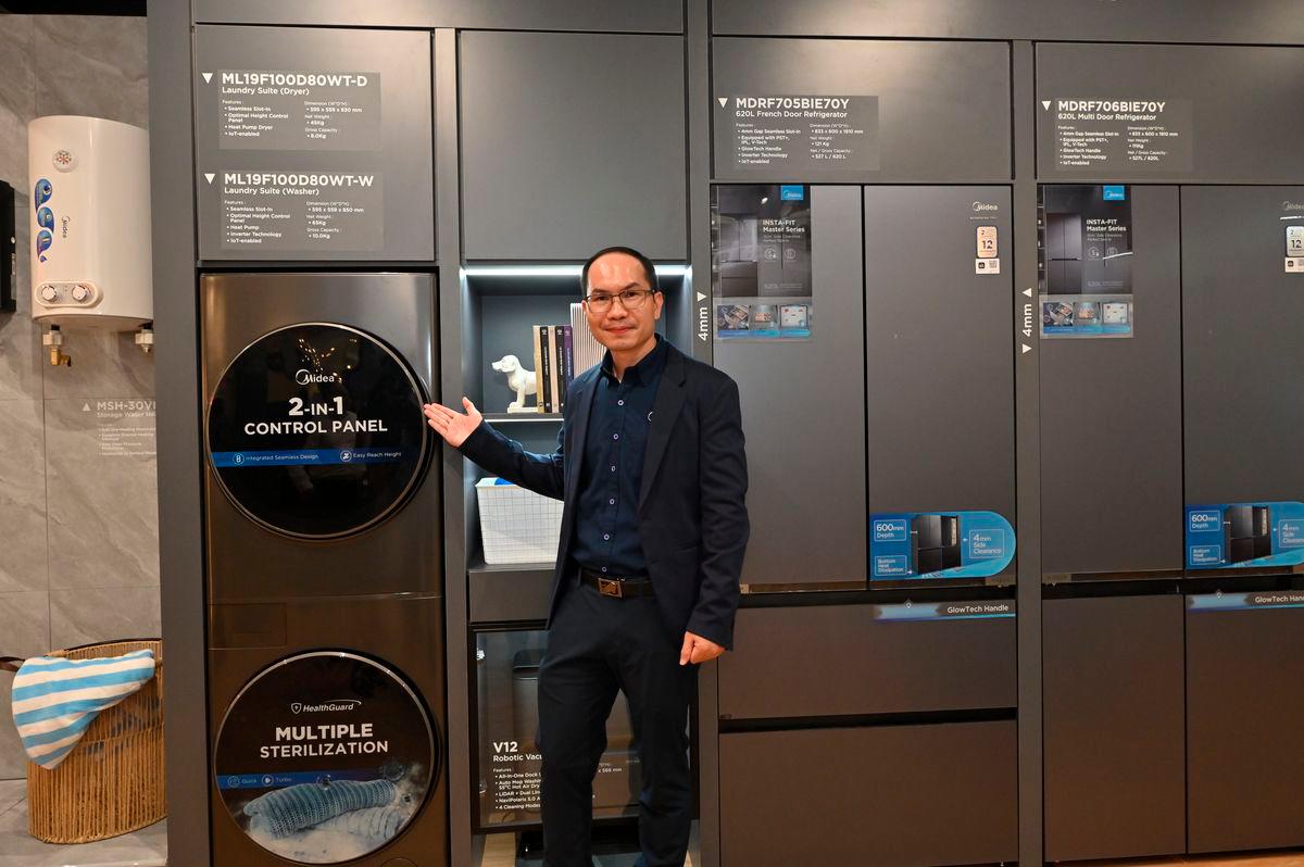 $!Peter Jiang, Deputy General Manager of Midea Malaysia, showcasing the latest Midea Laundry Suite.