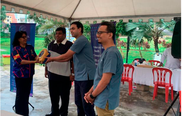 Universal Clinic Doctors-Dr Shalan and Dr Faez presenting AED ( Automated External Defibrillator) Machine to YB Rajiv, Adun Bukit Gasing and Dr Chitra,Pengarah Jabatan Kesihatan,MBPJ.