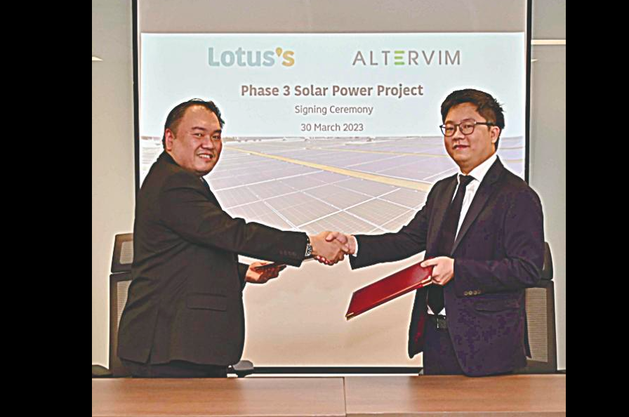 $!(left) Kenneth Chua, President of Lotus’s Malaysia and Somboon Lertsuwannaroj, CEO of Altervim Co. Ltd sign the 20 years power purchase agreement, which will be effective till 2042.
