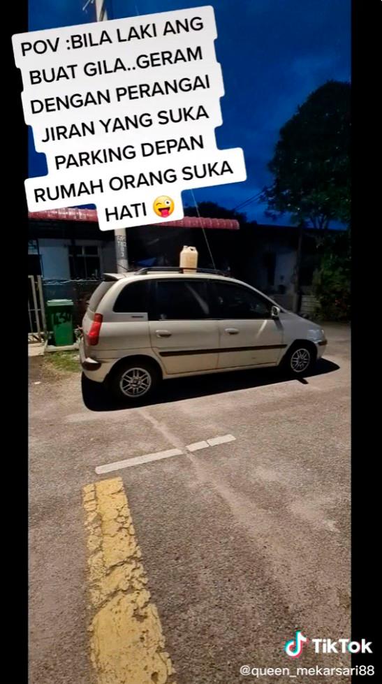 A screenshot from the video showing the neighbour’s car parked in front of the house. – @queen_mekarsari88/TikTok