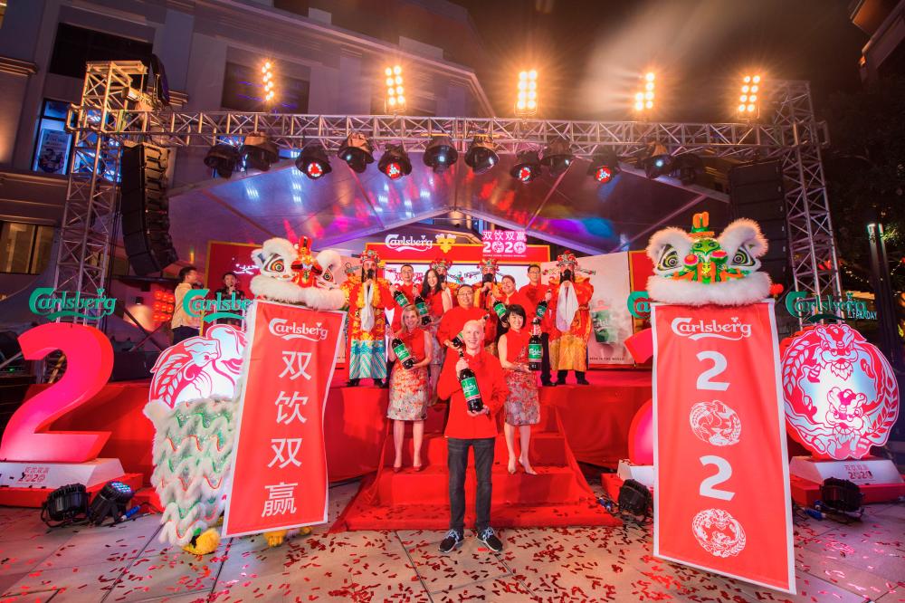 The Carlsberg Malaysia management team proudly showcased the limited-edition 3-litre Carlsberg bottle, only available this Chinese New Year with only more than 2,000 bottles nationwide to be won!