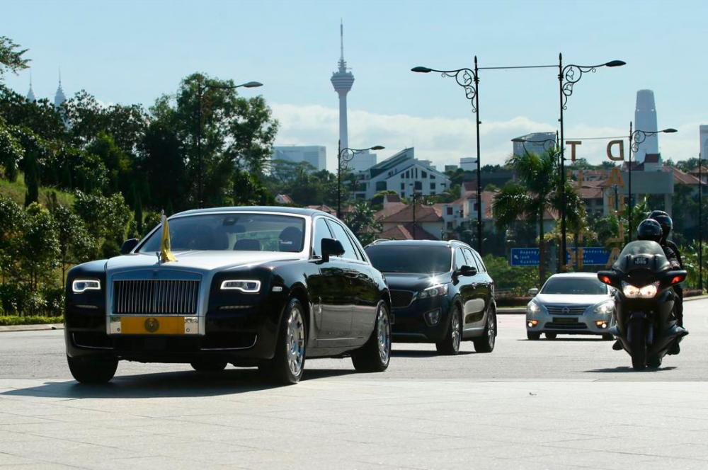 Cars transporting the Council of Rulers enter the Istana Negara, on Jan 7, 2018.