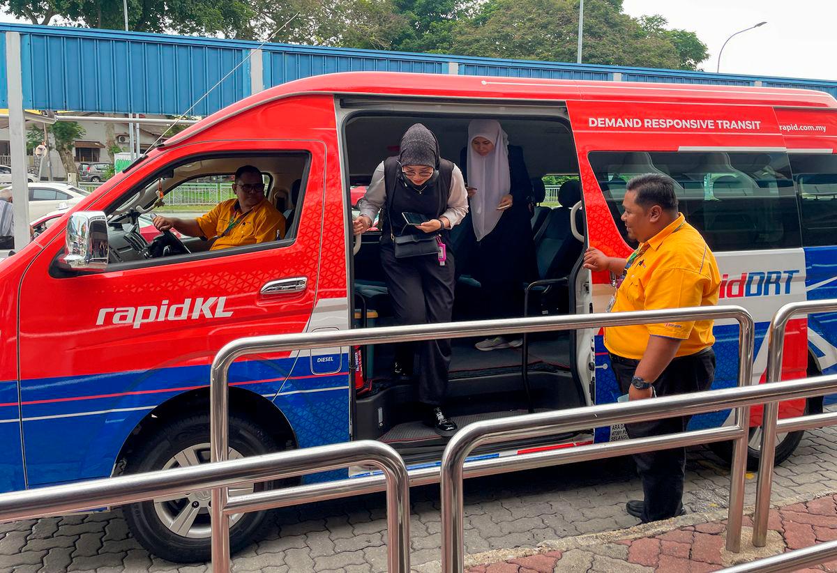 Para penumpang menggunakan perkhidmatan van Demand Responsive Transit (DRT) di LRT Taman Bahagia hari ini- BERNAMA