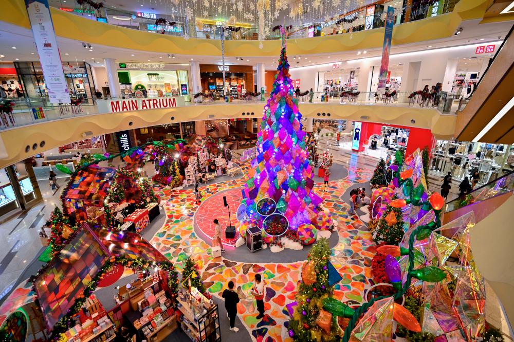 $!Sunway Velocity Mall dazzles with colourful Christmas decorations.