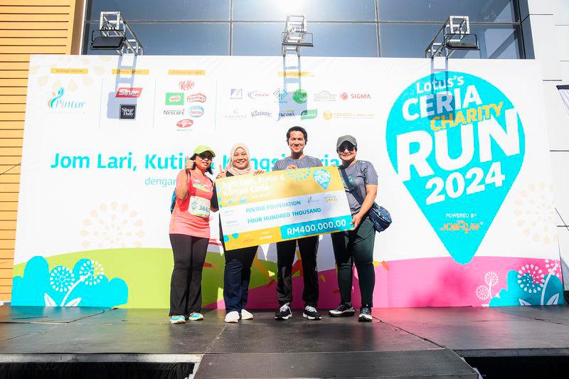 $!Khun Saksit Panurach, CEO of Lotus’s Malaysia &lt;second from right&gt; handing over the mock cheque of the fundraised RM400,000 towards Norzalina Masom, General Manager of PINTAR Foundation &lt;second from left&gt;, accompanied by Azliza Azmel, Corporate Services Executive Director of Lotus’s Malaysia &lt;first from left&gt;, and Hanim Hamdan, Head of Communications and Sustainability, Lotus’s Malaysia &lt;first from right&gt;.