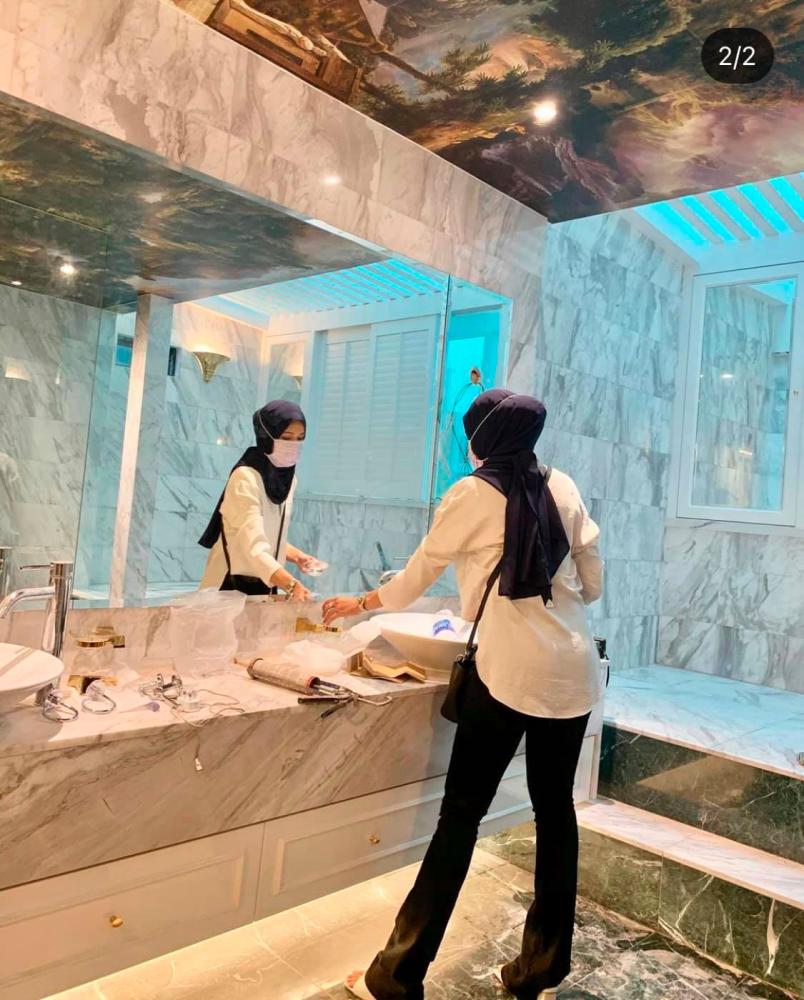 $!Hanis Zalikha criticised for decorating bathroom ceiling with wallpaper