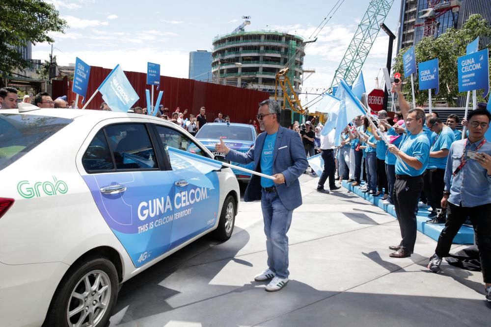 Idham flags off 30 Grab cars during the launch of Celcom’s latest network excellence campaign.