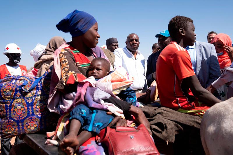 Britain's Foreign Secretary David Lammy (CR) visits the Border Bridge in Adre, the border crossing between Chad and Sudan where thousands of refugees have been crossing into Chad fleeing South Sudan, in Adre, on January 24, 2025. The Foreign Secretary is on a three day visit to the region to see how aid agencies are dealing with the humanitarian crisis. - Stefan Rousseau / POOL / AFP