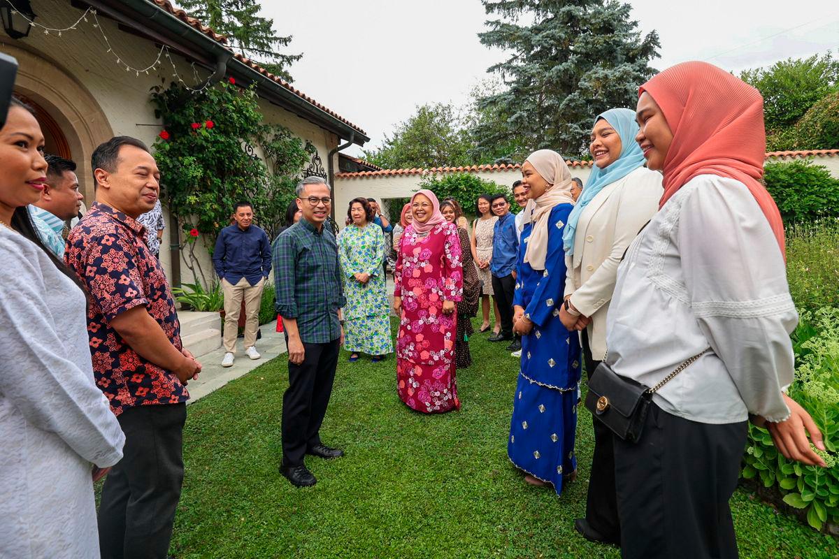Menteri Komunikasi Datuk Fahmi Fadzil semasa sesi pertemuan dengan diaspora Malaysia di Rumah Malaysia di sini pada Ahad yang turut dihadiri Wakil Tetap Malaysia ke Pertubuhan Bangsa-Bangsa Bersatu (PBB) Geneva, Datuk Nadzirah Osman - BERNAMA