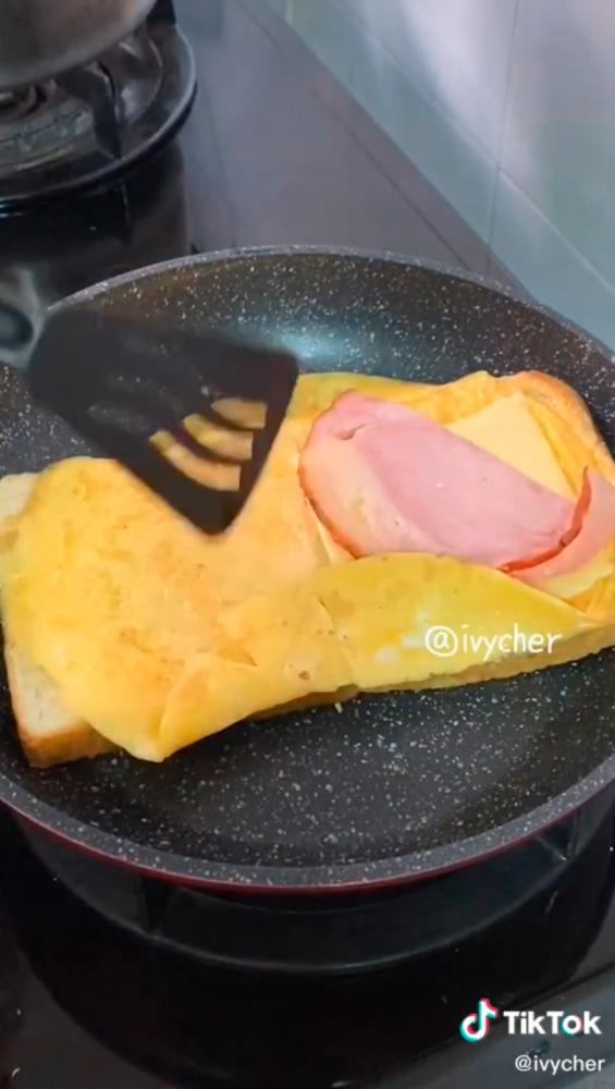 $!Malaysian’s viral egg sandwich makes netizens drool