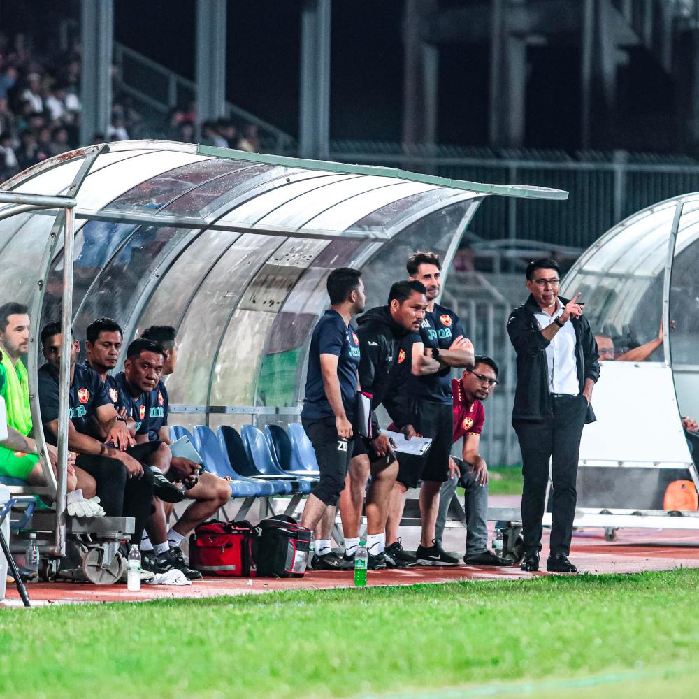 Cheng Hoe (far right) was appointed as the Selangor coach in September last year, taking over from Mohd Nidzam Jamil, with only four matches remaining. Pix credit: Facebook/Selangor FC