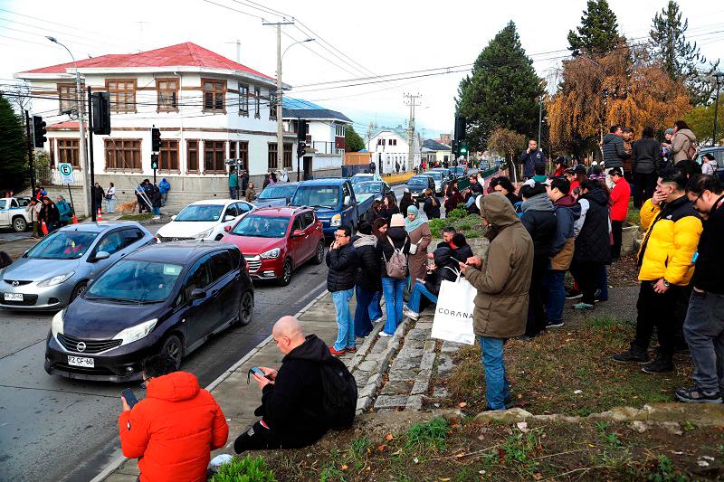 People take to the streets in Punta Arenas, Chile, on May 2, 2025, after a major 7.5-magnitude earthquake struck in the Drake Passage, the body of water separating South America and Antarctica. The US Geological Survey (USGS) said the quake struck in the Drake Passage at a shallow depth of 10 kilometers (6.2 miles), 219 kilometers from the city of Ushuaia in Argentina and a similar distance from the Chilean town of Puerto Williams. - Tomas GUTIERREZ / AFP