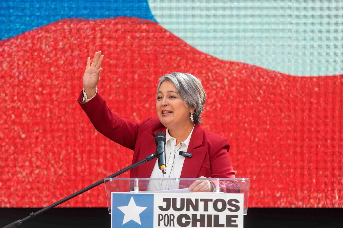 hile’s presidential candidate Jeannette Jara, of the Progressive Center-Left Coalition, speaks to supporters during a rally in Santiago on August 18, 2025. Chile will hold presidential election on November 16. - Raul BRAVO / AFP
