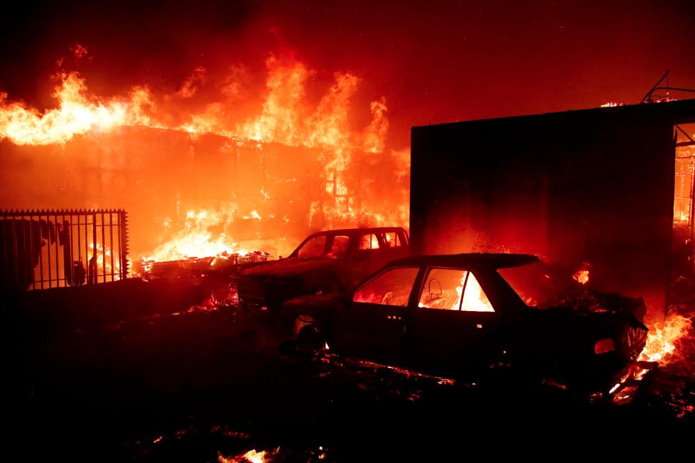 Vehicles and homes burn during a fire in Viña del Mar, Chile, on February 2, 2024. - AFPPIX