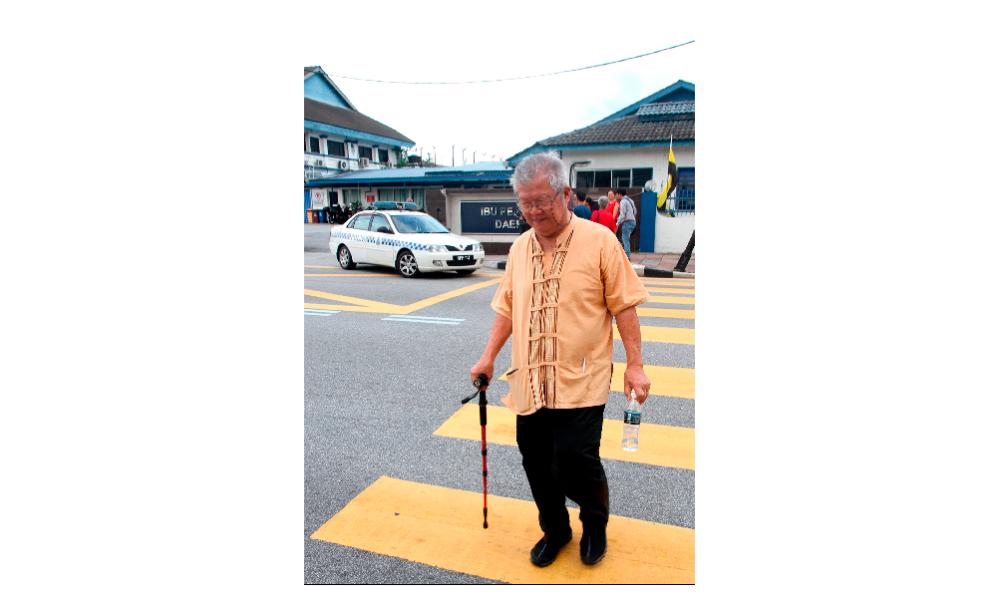 Thong Yee, 82, leaves the Ipoh police headquarters, following questioning, on Nov 29, 2019. — Bernama