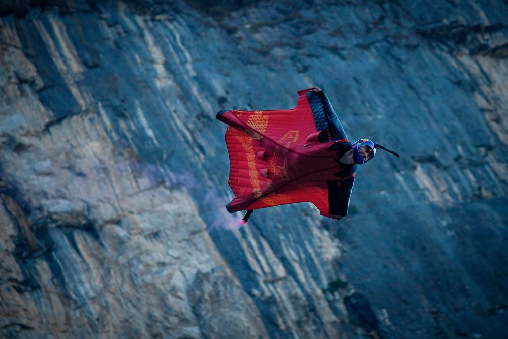 $!This picture taken on November 12, 2020 shows Zhang Shupeng in flight during a wingsuit jump from Tianmen mountain in Zhangjiajie, China’s Hunan province. Zhang Shupeng appears untroubled as he surveys the jagged mountains of a national park in central China -- before diving head-first off a cliff to bullet down at 230 kilometres (140 miles) an hour. AFP / WANG ZHAO