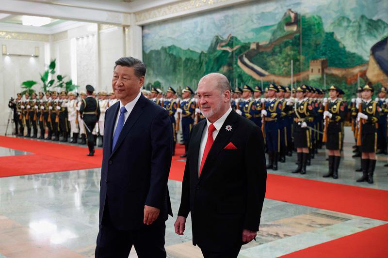 Chinese President Xi Jinping (L) and King of Malaysia Sultan Ibrahim Iskandar (R) pass by an honor guard during a welcoming ceremony at The Great Hall Of The People in Beijing on September 20, 2024. - Lintao Zhang / GETTY IMAGES ASIAPAC / AFP