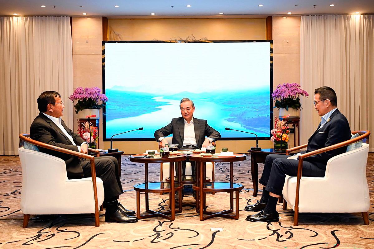 This handout photo taken and released on August 14, 2025 by the Royal Thai Government shows Thailand’s Foreign Minister Maris Sangiampongsa (R), China’s Foreign Minister Wang Yi (C) and Cambodia’s Foreign Minister Prak Sokhonn (L) taking part in a meeting in Anning in China’s Yunnan province. - AFP PHOTO / ROYAL THAI GOVERNMENT