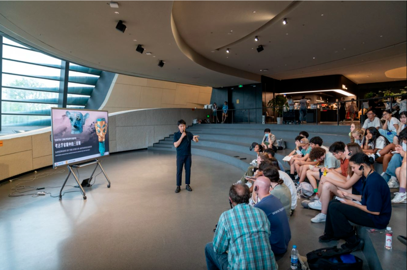 $!Professor Li Haichao talked with the American students at Sanxingdui Museum.