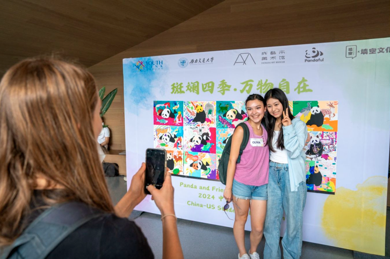 Chinese and American students collaborated on an art project themed “Pandas and Friends,“ expressing their shared commitment to panda conservation and sustainability through artistic creation.