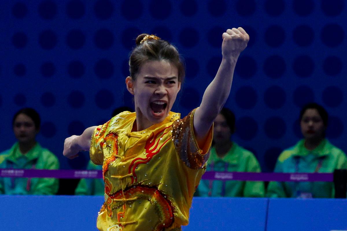 Atlet Wushu Kebangsaan Tan Cheong Min ketika beraksi pada acara akhir Nanquan dan Nangun sempena Sukan Asia Hangzhou 2022 di Pusat Sukan Xiaoshan Guali hari ini - fotoBERNAMA