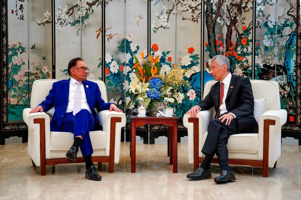 HAINAN (China), 30 Mac -- Perdana Menteri Datuk Seri Anwar Ibrahim (kiri) mengadakan pertemuan dua hala dengan Perdana Menteri Singapura Lee Hsien Loong sebelum menyampaikan ucapan di Forum Boao bagi Persidangan Tahunan Asia (BFA 2023) hari ini. fotoBERNAMA
