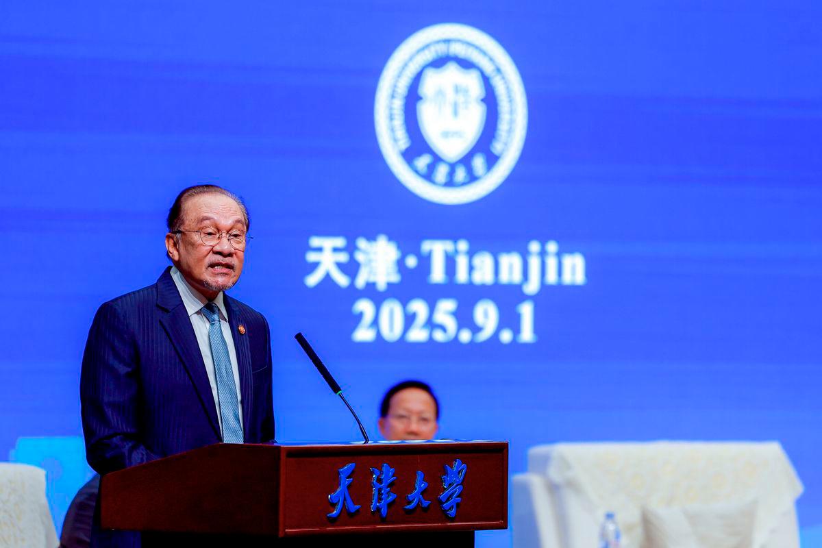 Perdana Menteri Datuk Seri Anwar Ibrahim menyampaikan syarahan umum di Universiti Tianjin, universiti moden tertua di China, hari ini- fotoBERNAMA