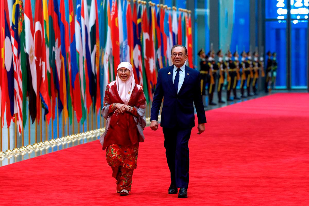 Perdana Menteri Datuk Seri Anwar Ibrahim ditemani isteri, Datuk Seri Dr Wan Azizah Wan Ismail, menghadiri Majlis Makan Malam Gala Sidang Kemuncak Pertubuhan Kerjasama Shanghai (SCO) 2025 di Pusat Konvensyen Meijiang Tianjin (TMCC) di sini, hari ini - fotoBERNAMA