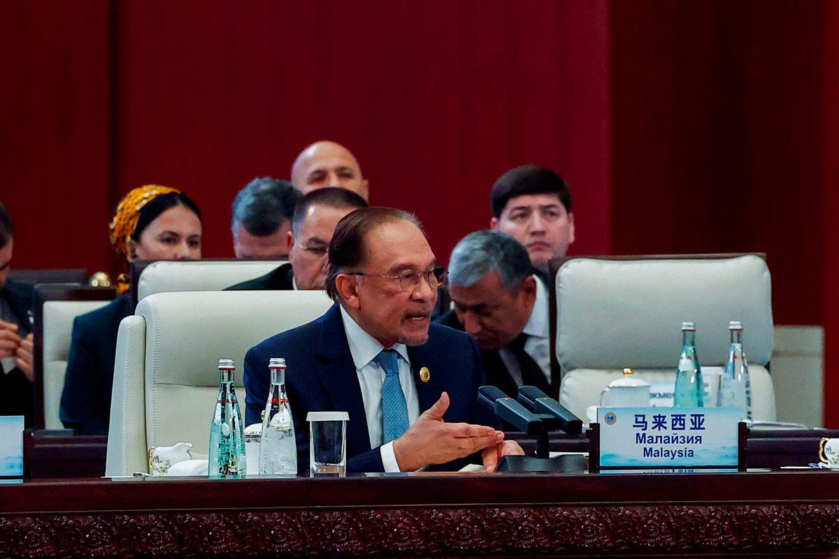 Perdana Menteri Datuk Seri Anwar Ibrahim berucap semasa mesyuarat Shanghai Cooperation Organisation (SCO) Plus 2025 di Pusat Konvensyen Meijiang Tianjin di sini hari ini. - fotoBERNAMA