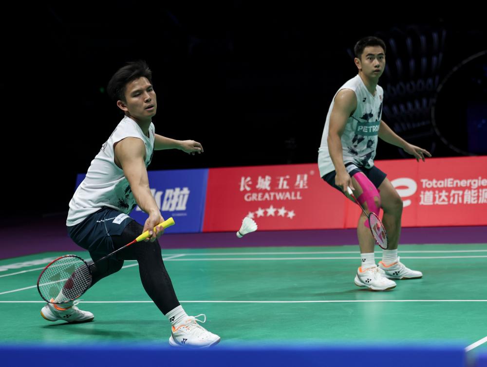 Aksi pasangan beregu lelaki negara Nur Izzuddin Rumsani (kiri) dan Goh Sze Fei (kanan) ketika menentang pasangan China He Ji Ting dan Ren Xiang Yu pada peringkat separuh akhir Kejohanan Badminton Piala Thomas 2024 di Pusat Sukan Chengdu High-tech Zone - fotoBERNAMA