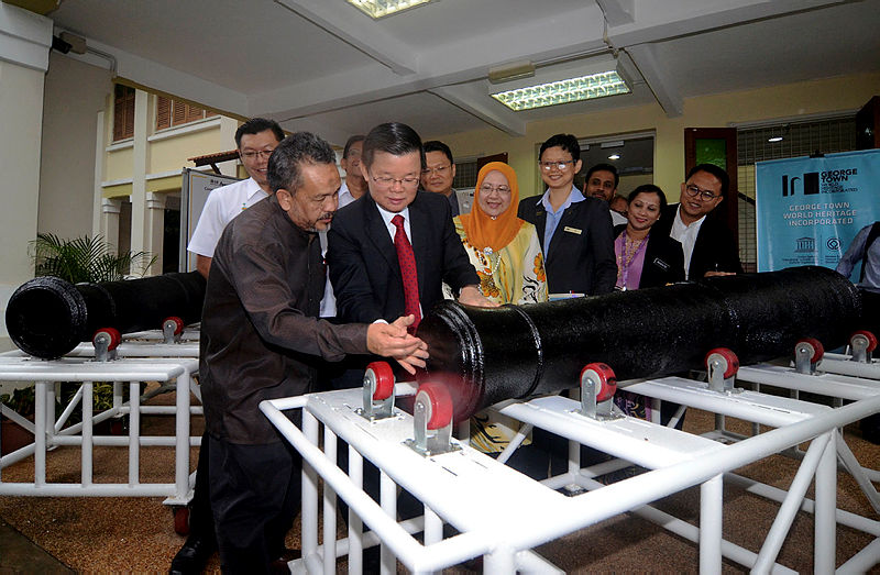 Penang Chief Minister Chow Kon Yeow (2nd R) and Centre for Global Archaeological Research (CGAR) director Prof Datuk Dr Mokhtar Saidin take a look at one of the 200 year-old cannon and World War II ammunition that was recently excavated. — Bernama
