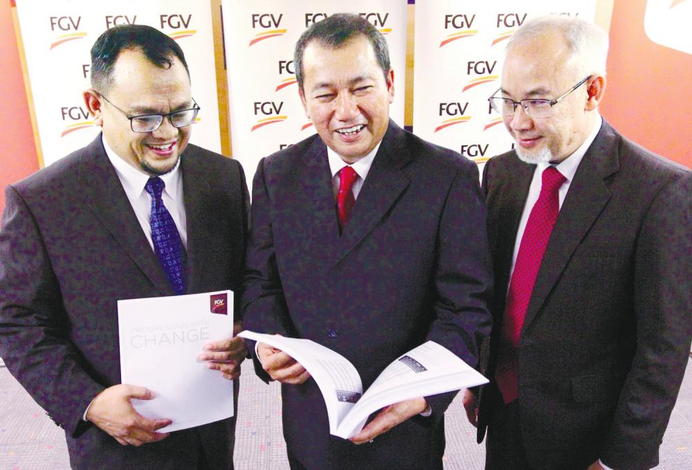 From left: FGV CFO Datuk Mohd Hairul Abdul Hamid, Azhar and CEO Datuk Haris Fadzilah Hassan during a press conference after the AGM today. – Zulkifli Ersal/theSun