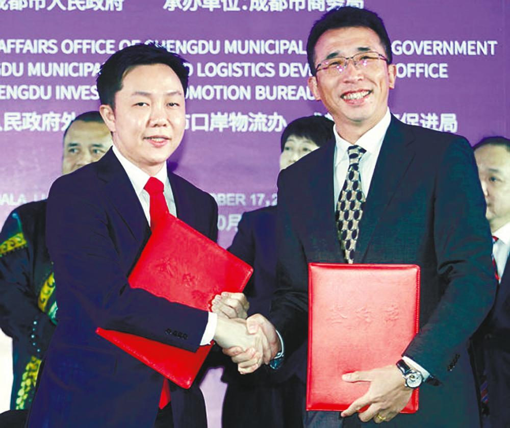 PUC managing director and CEO Cheong Chia Chou (left) with Sichuan Goodchains chairman Sun Jianwei at the signing ceremony yesterday. – Zulkifli Ersal/theSun