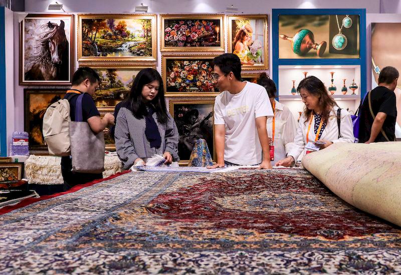 Visitors view exhibits at the booth of Iran during the 2025 China International Fair for Trade in Services (CIFTIS) in Beijing, capital of China, Sept. 10, 2025. (Xinhua/Shan Yuqi) $!Visitors view exhibits at the booth of Iran during the 2025 China International Fair for Trade in Services (CIFTIS) in Beijing, capital of China, Sept. 10, 2025. (Xinhua/Shan Yuqi)